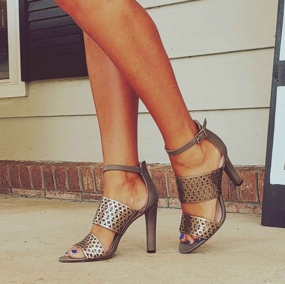 🎉HP🎉 Vince Camuto silver laser cut heels